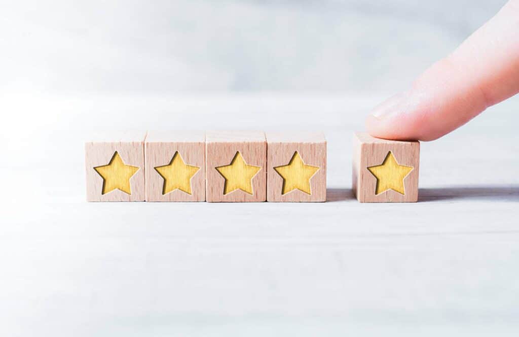 A row of wooden blocks with yellow stars representing ranking for SEO
